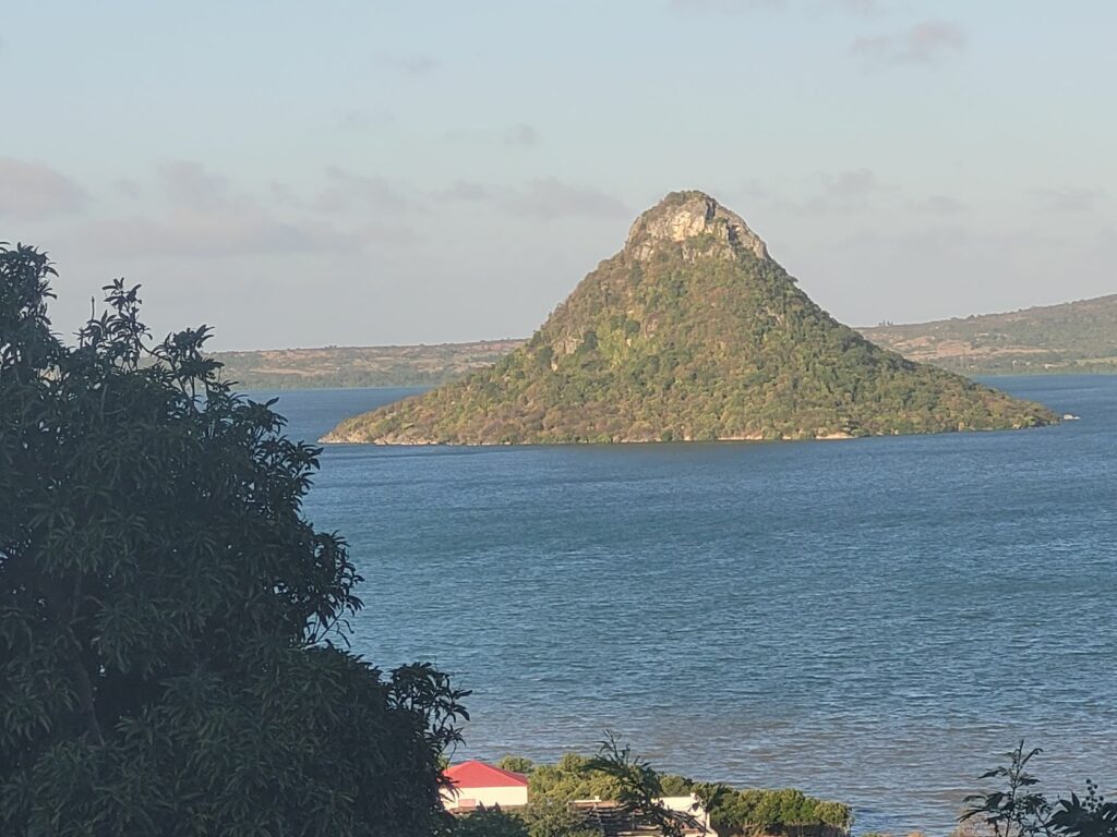 plage de sable blanc vue depuis notre hôtel calme sérénité Océan Indien Ramena village des pêcheurs 