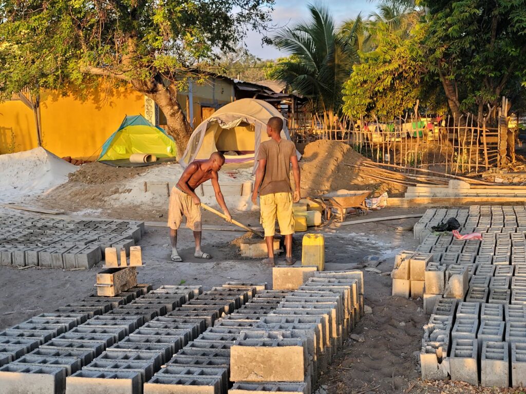 chantier de l’hôtel, travaux, ouverture, parcelle au bord de l'Océan Indien, plage, mer, hôtel, construction 